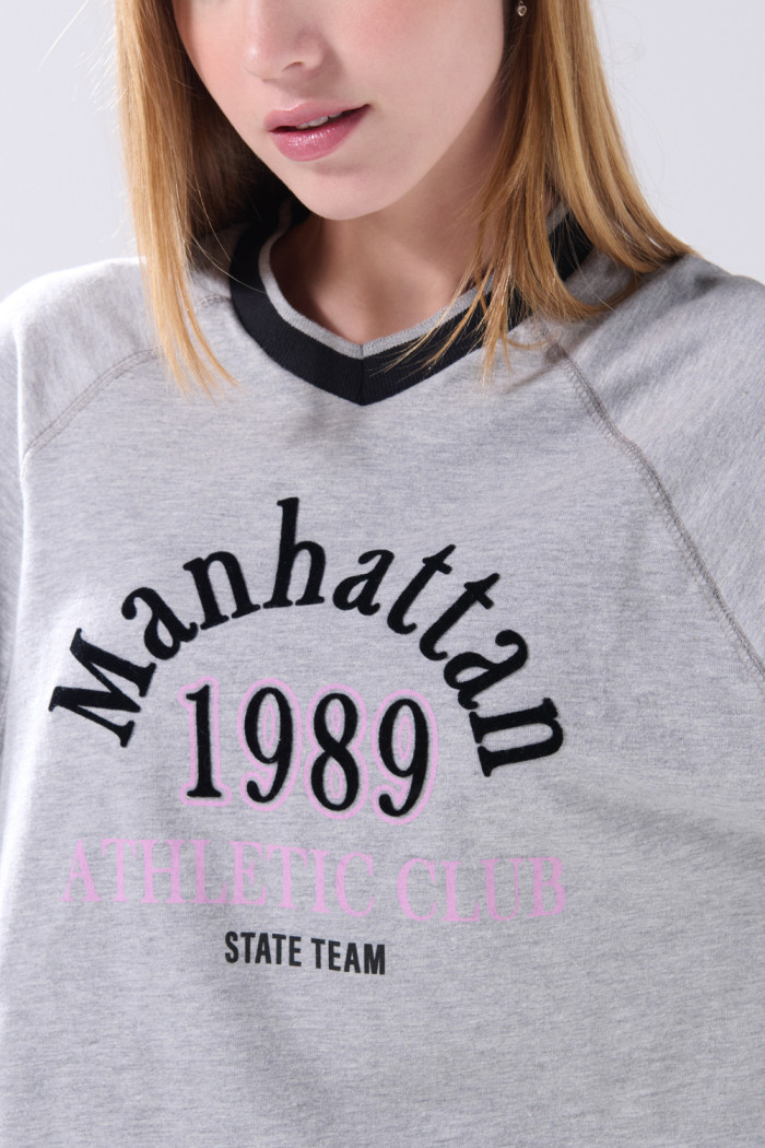 Camiseta crop top oversize gris college con manga ranglan
