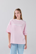 Camiseta manga ranglan corta rosada college oversize