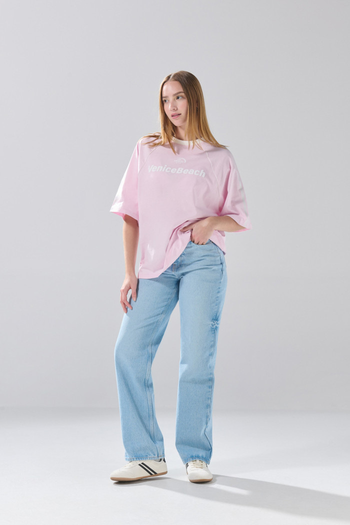 Camiseta manga ranglan corta rosada college oversize