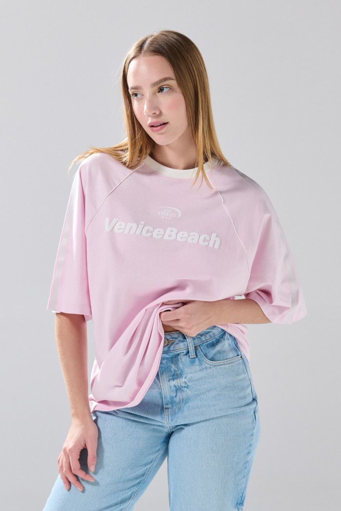 Camiseta manga ranglan corta rosada college oversize