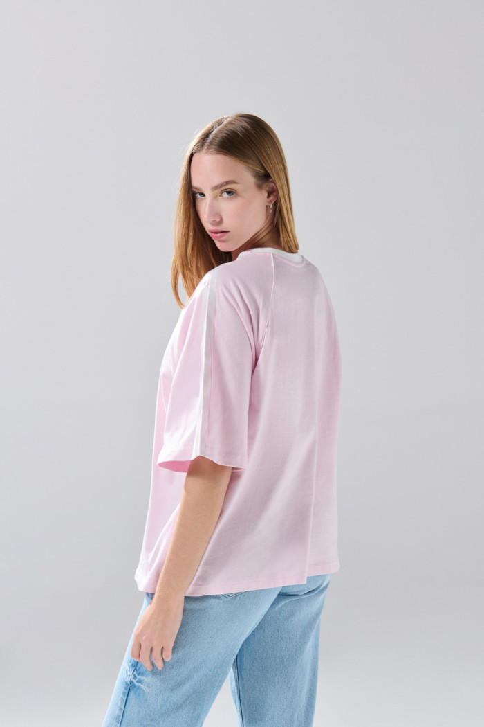 Camiseta manga ranglan corta rosada college oversize