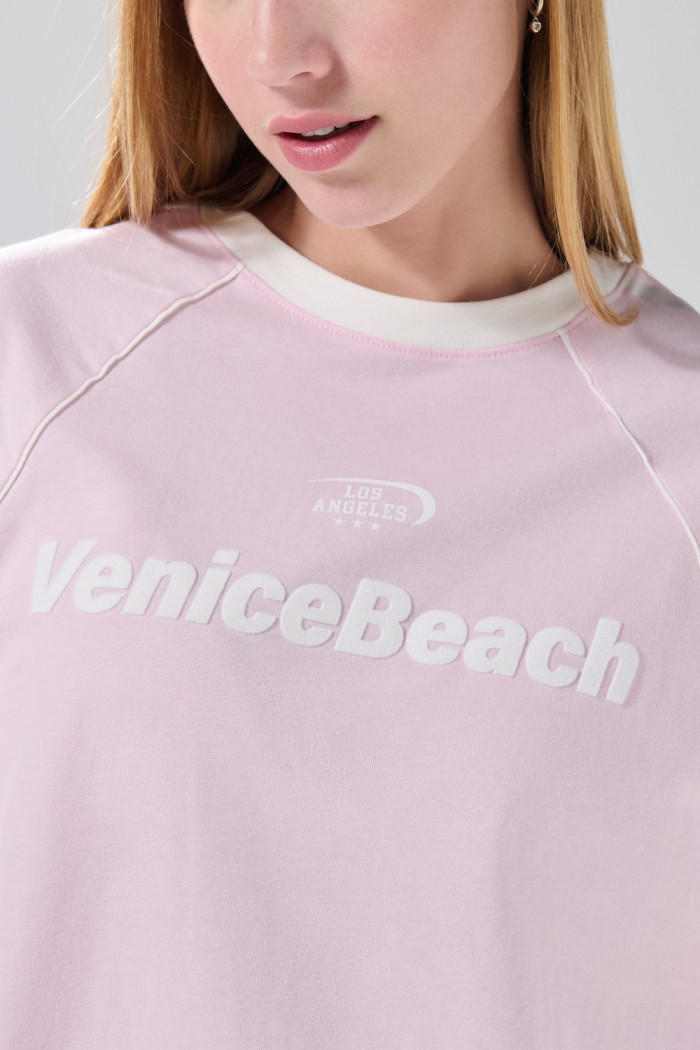 Camiseta manga ranglan corta rosada college oversize