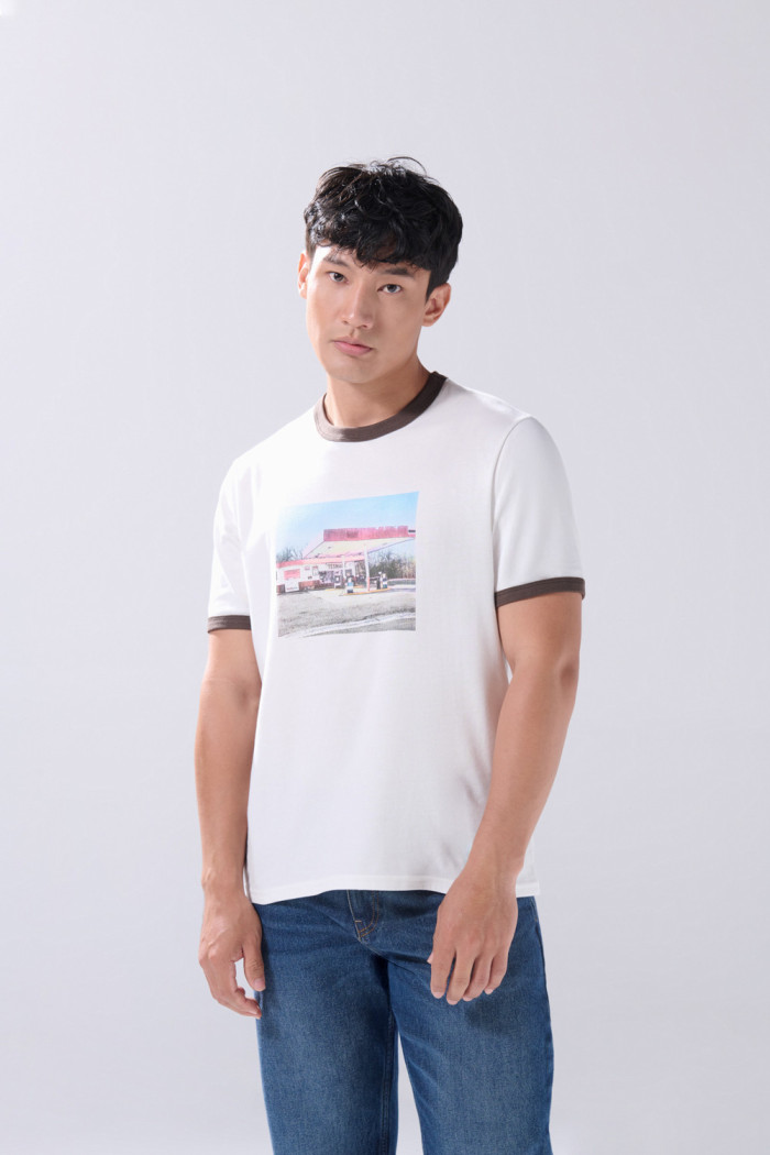 Camiseta crema con paisaje, contrastes y manga corta
