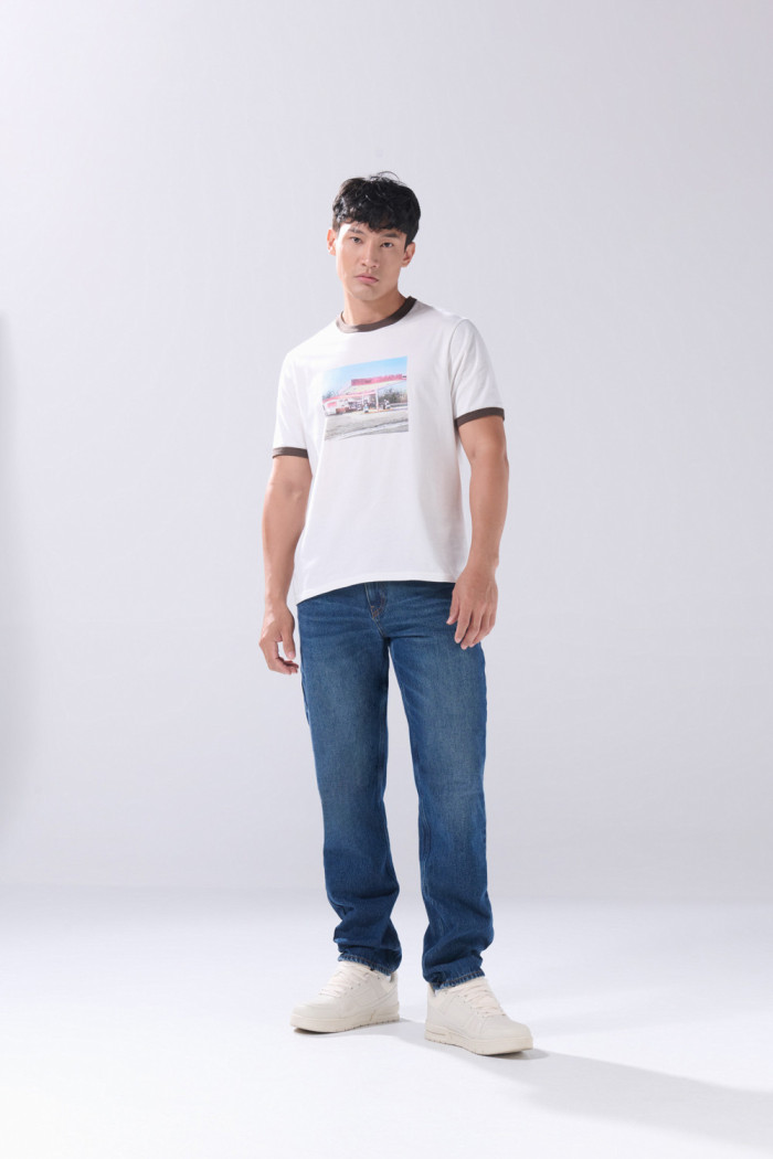 Camiseta crema con paisaje, contrastes y manga corta