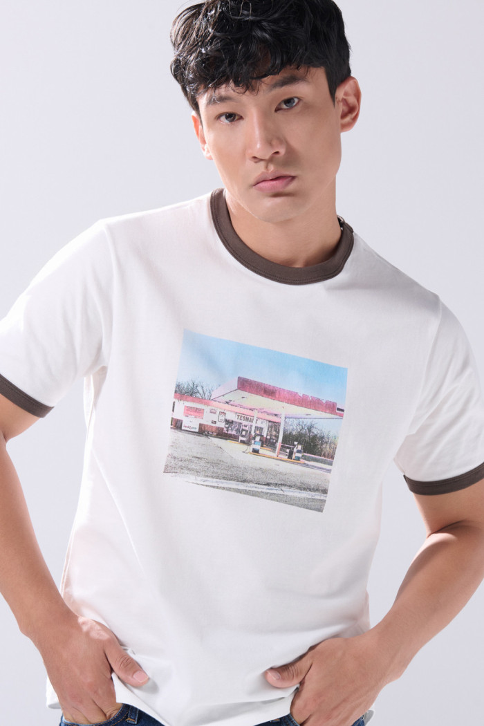 Camiseta crema con paisaje, contrastes y manga corta