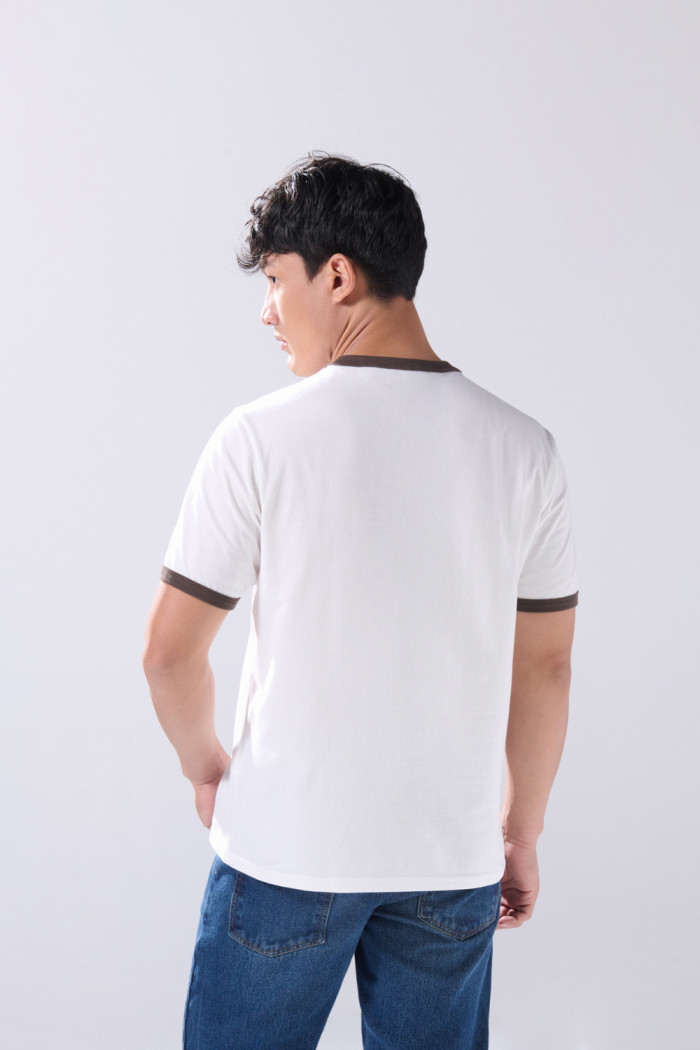 Camiseta crema con paisaje, contrastes y manga corta