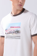 Camiseta crema con paisaje, contrastes y manga corta