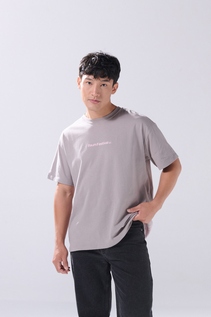 Camiseta gris oversize manga corta con arte de Baum Festival
