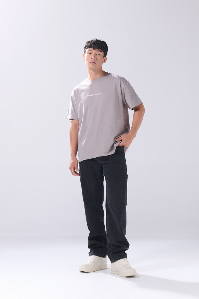 Camiseta gris oversize manga corta con arte de Baum Festival
