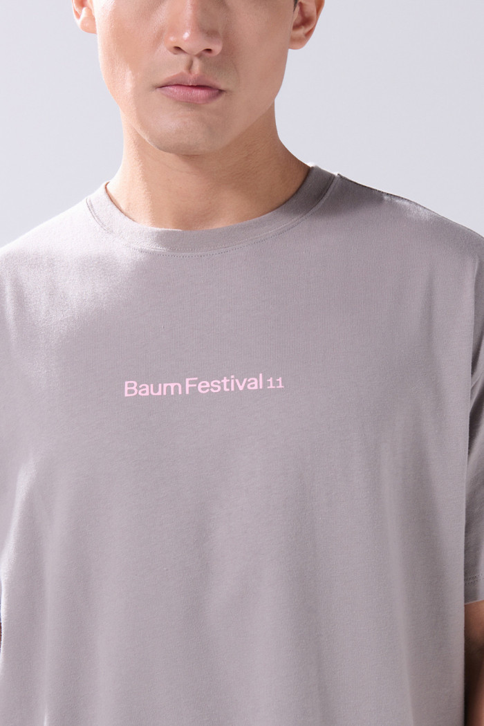 Camiseta gris oversize manga corta con arte de Baum Festival

