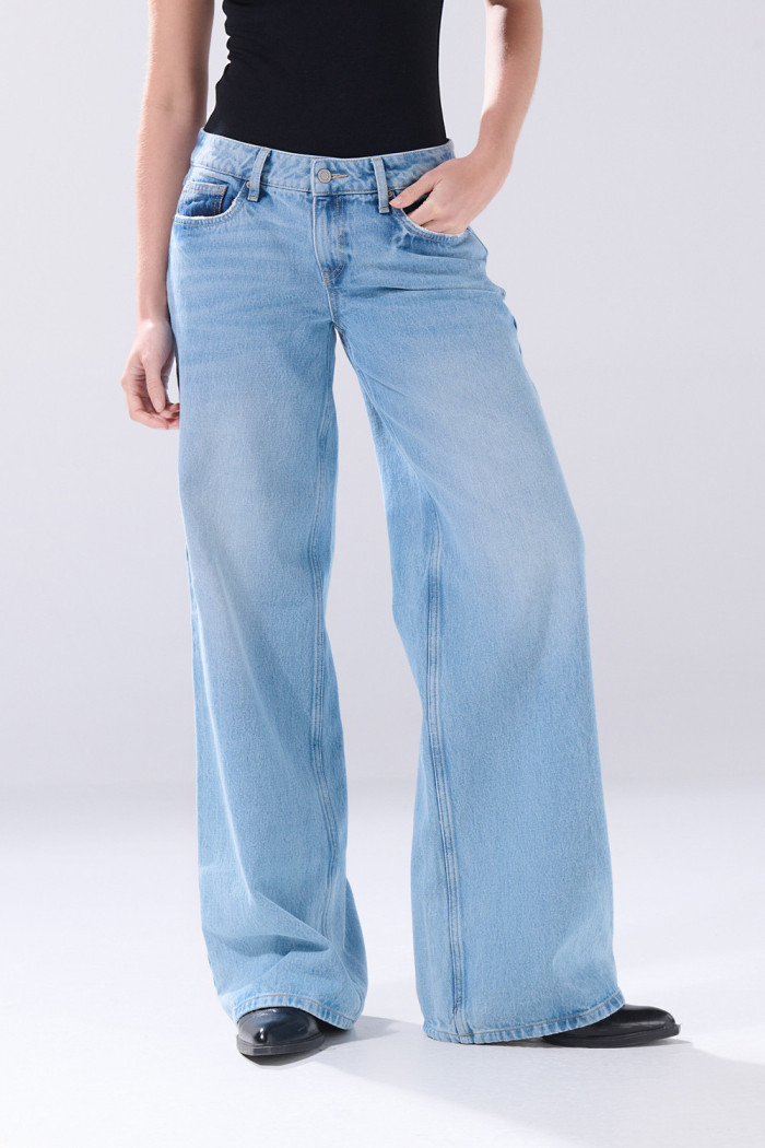 Jean azul claro open leg infaltables con bota ancha

