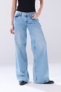 Jean azul claro open leg infaltables con bota ancha

