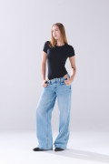 Jean azul claro open leg infaltables con bota ancha
