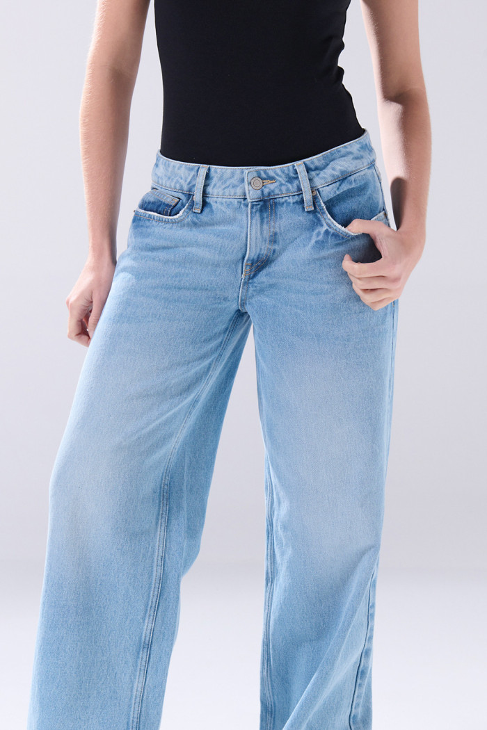 Jean azul claro open leg infaltables con bota ancha
