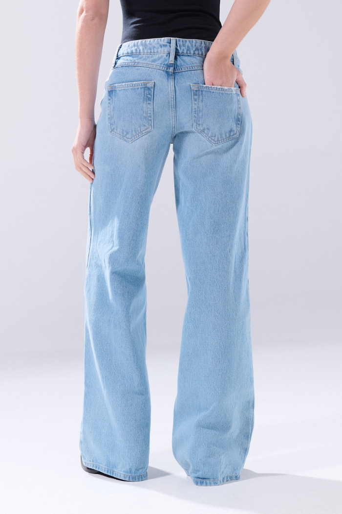 Jean azul claro open leg infaltables con bota ancha
