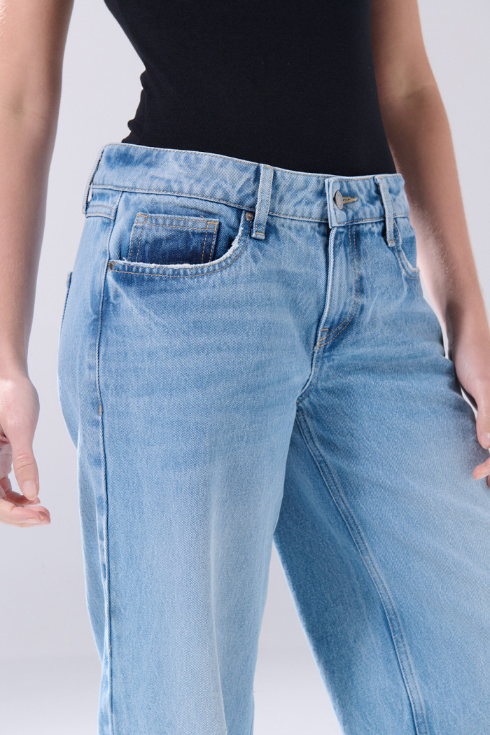 Jean azul claro open leg infaltables con bota ancha
