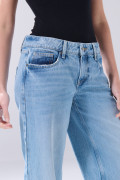 Jean azul claro open leg infaltables con bota ancha
