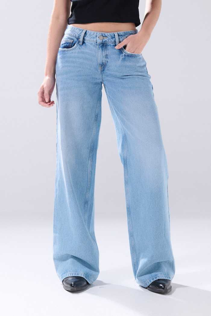 Jean open leg infaltables tiro bajo azul con bota ancha

