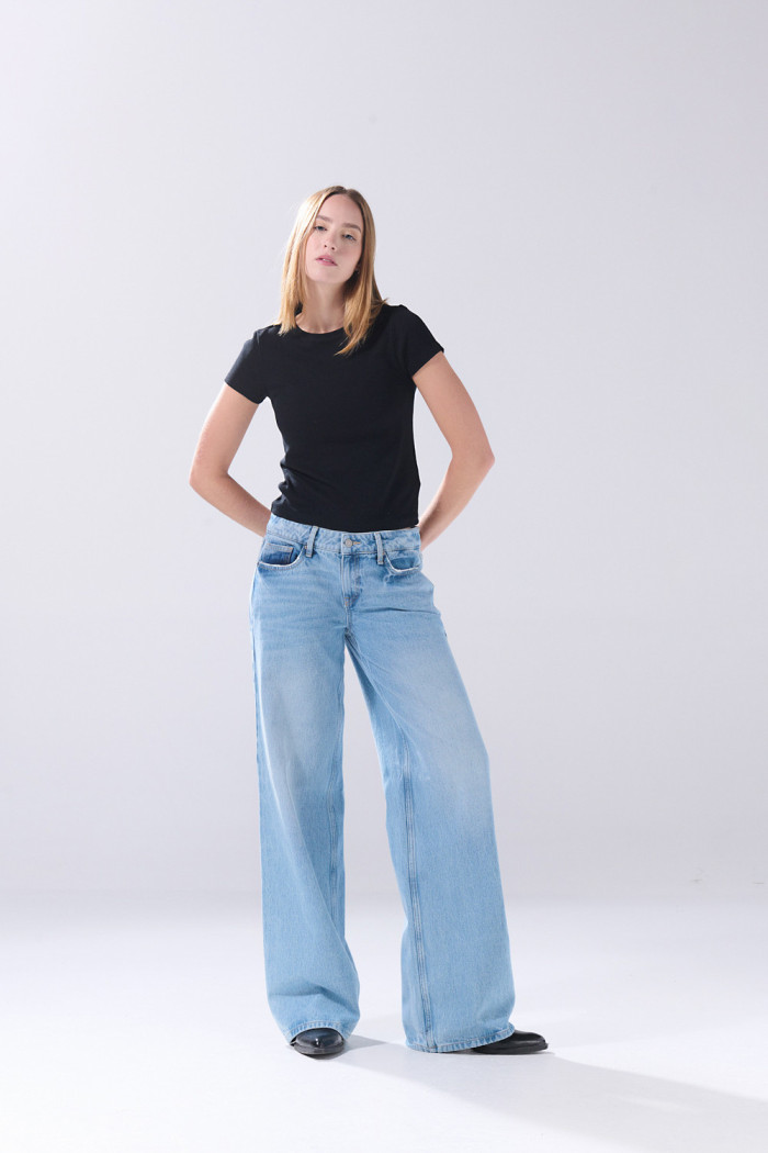 Jean open leg infaltables tiro bajo azul con bota ancha
