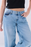 Jean open leg infaltables tiro bajo azul con bota ancha
