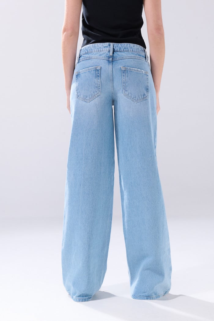 Jean open leg infaltables tiro bajo azul con bota ancha
