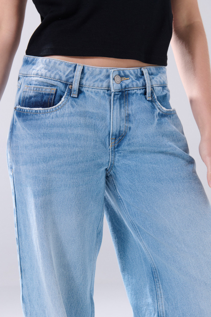 Jean open leg infaltables tiro bajo azul con bota ancha
