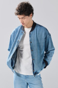 Chaqueta de jean azul medio oversize con bordes en contraste
