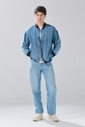 Chaqueta de jean azul medio oversize con bordes en contraste
