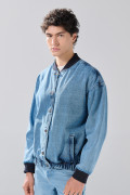 Chaqueta de jean azul medio oversize con bordes en contraste
