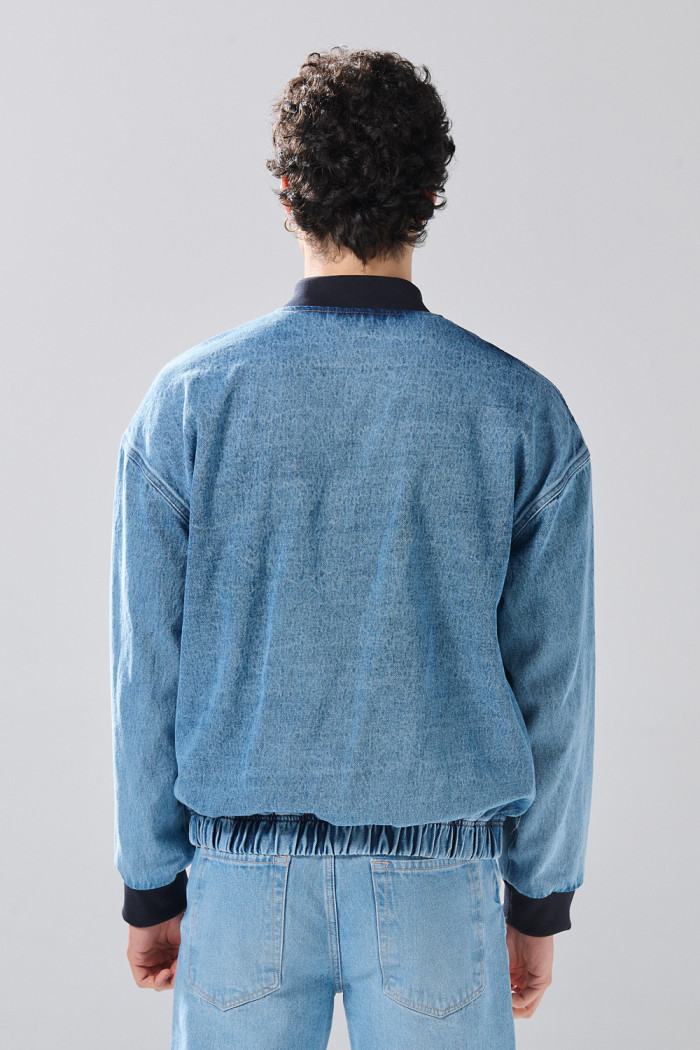 Chaqueta de jean azul medio oversize con bordes en contraste
