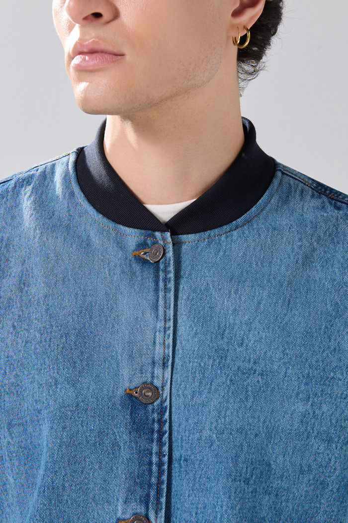 Chaqueta de jean azul medio oversize con bordes en contraste
