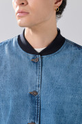 Chaqueta de jean azul medio oversize con bordes en contraste
