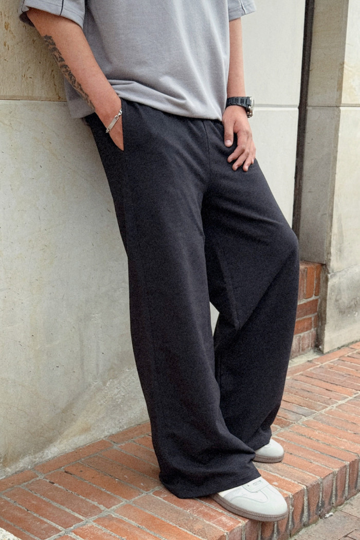 Pantalón unicolor jogger con bota recta y 2 bolsillos