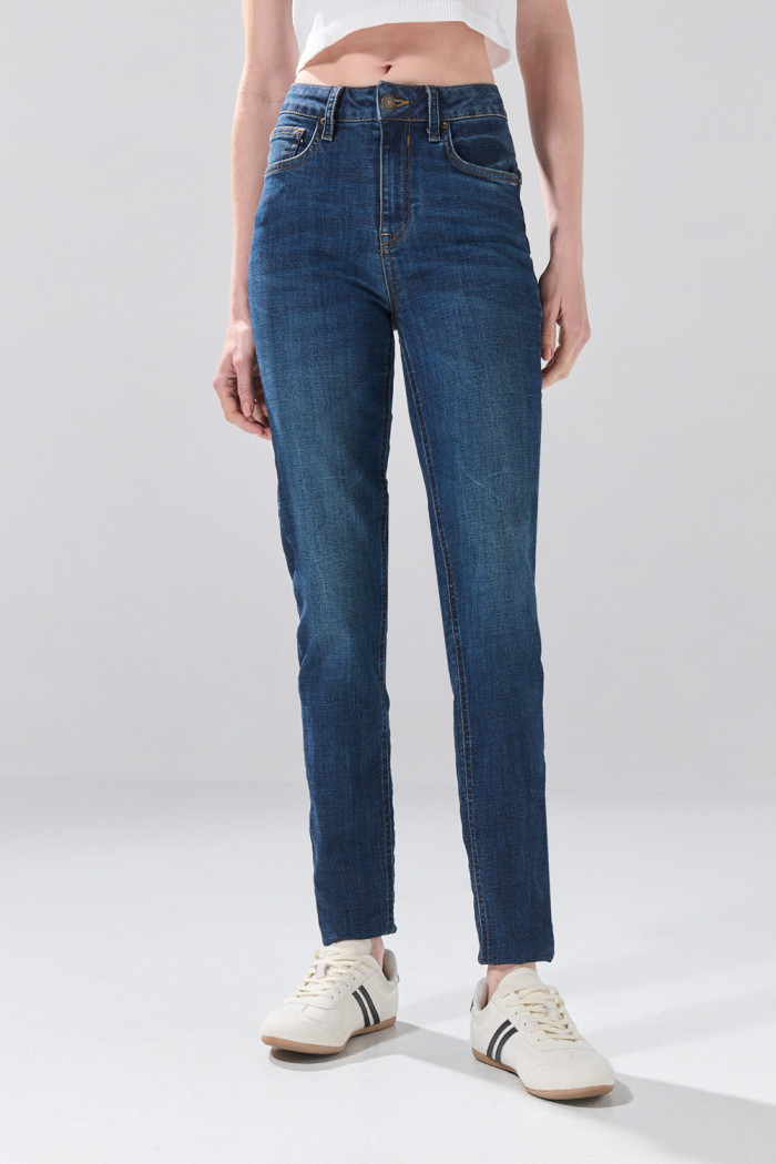 Jean azul oscuro push up infaltables con realce y tiro alto
