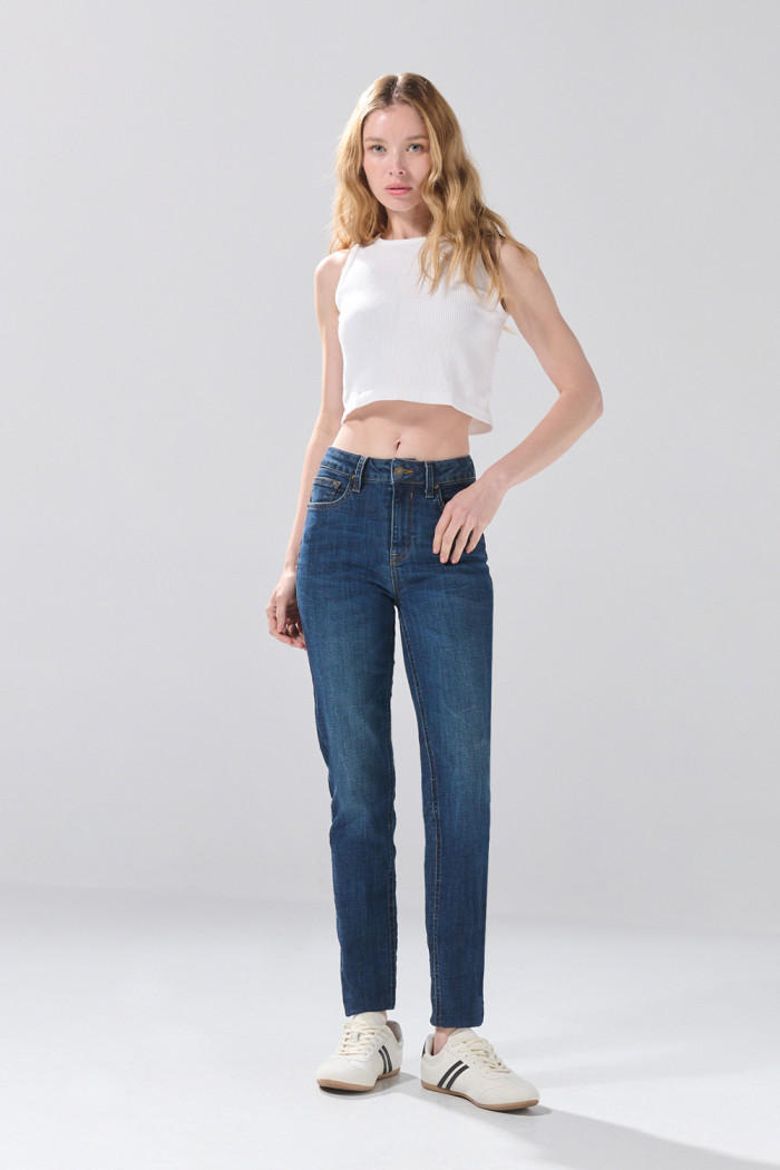 Jean azul oscuro push up infaltables con realce y tiro alto
