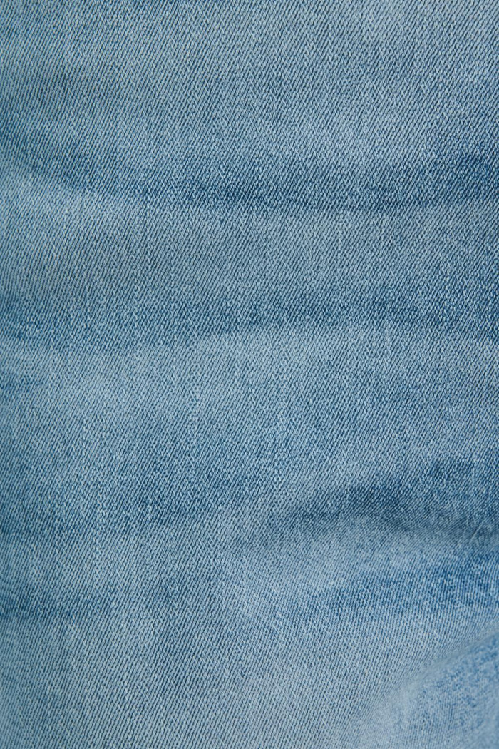 Jean mom súper tiro alto azul claro con bota recta