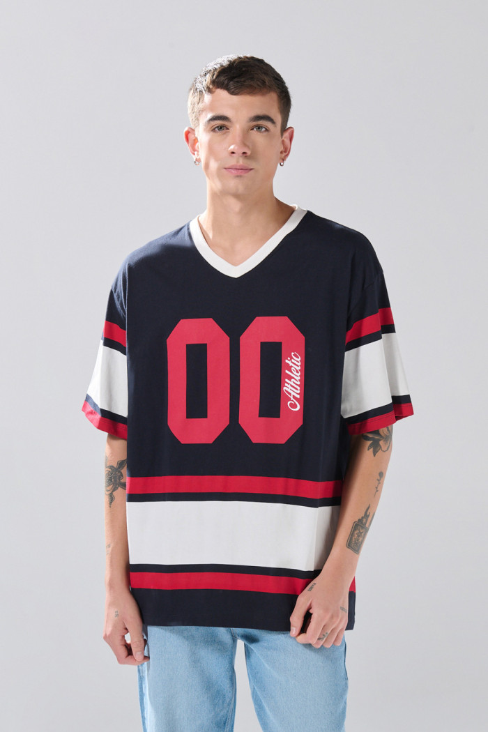 Camiseta azul intensa cuello V con cortes y arte college
