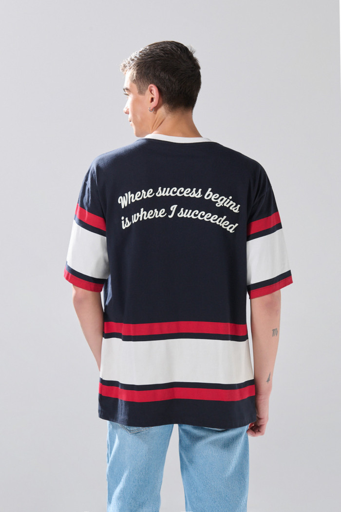 Camiseta azul intensa cuello V con cortes y arte college
