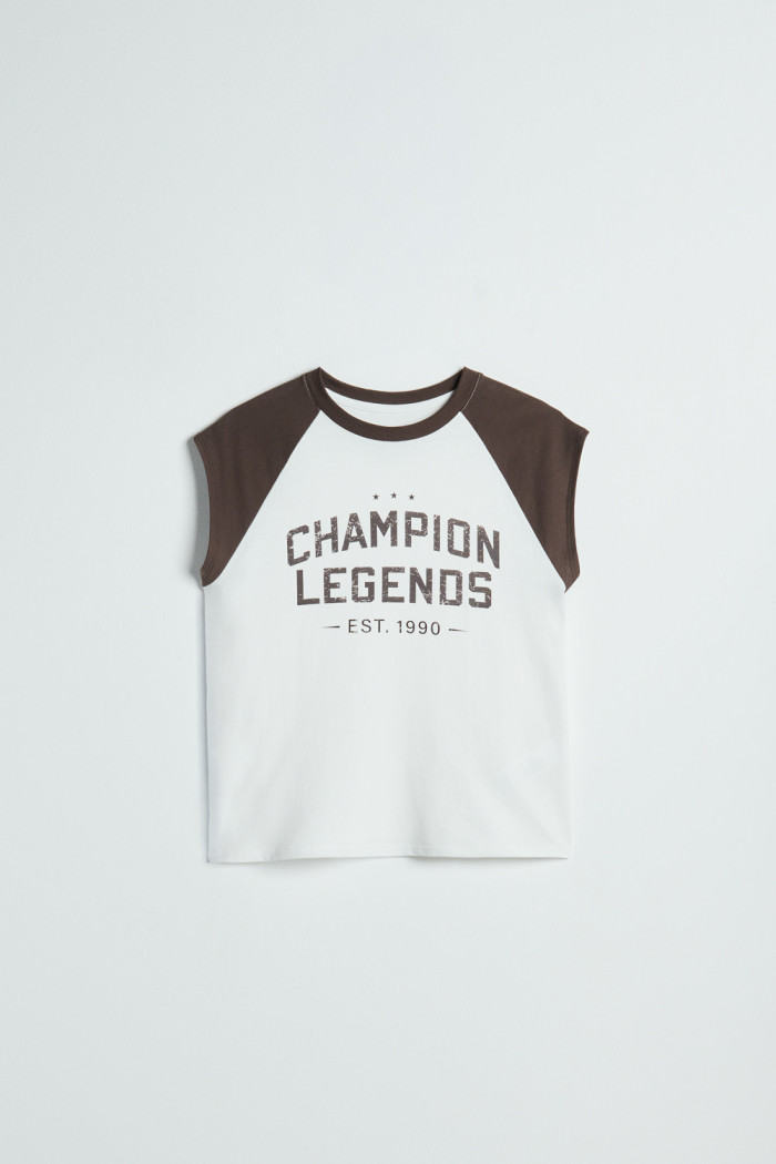 Camiseta crop top crema college con manga ranglan corta

