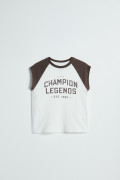 Camiseta crop top crema college con manga ranglan corta
