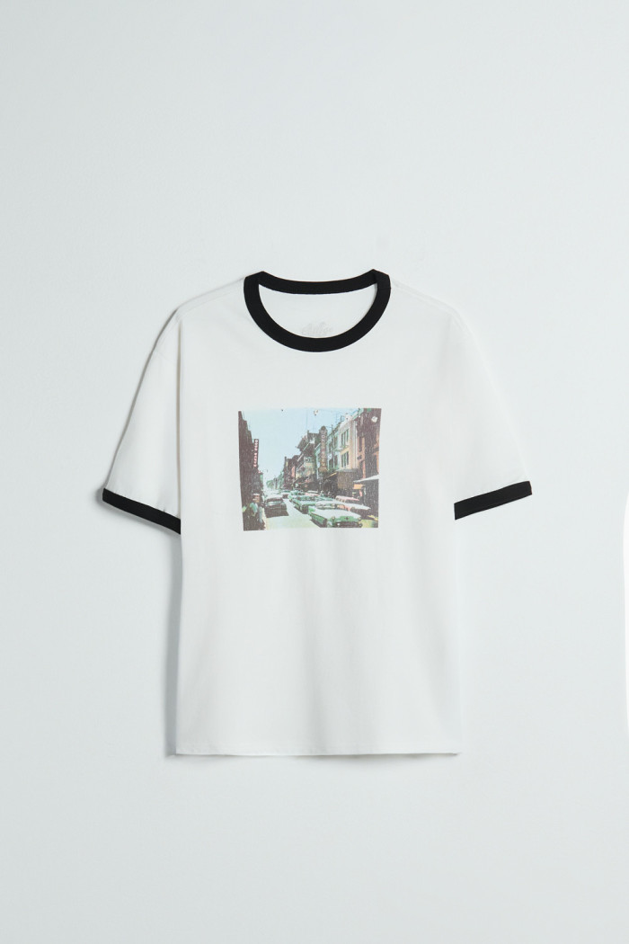 Camiseta crema manga corta con contrastes y arte de paisaje