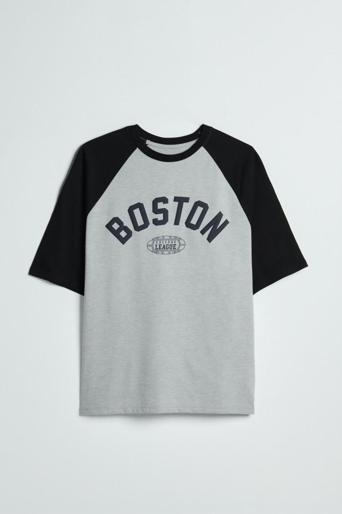 Camiseta gris medio con manga ranglan y arte college