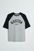 Camiseta gris medio con manga ranglan y arte college