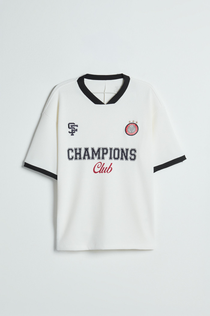 Camiseta crema clara college con cuello V y contrastes