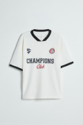 Camiseta crema clara college con cuello V y contrastes