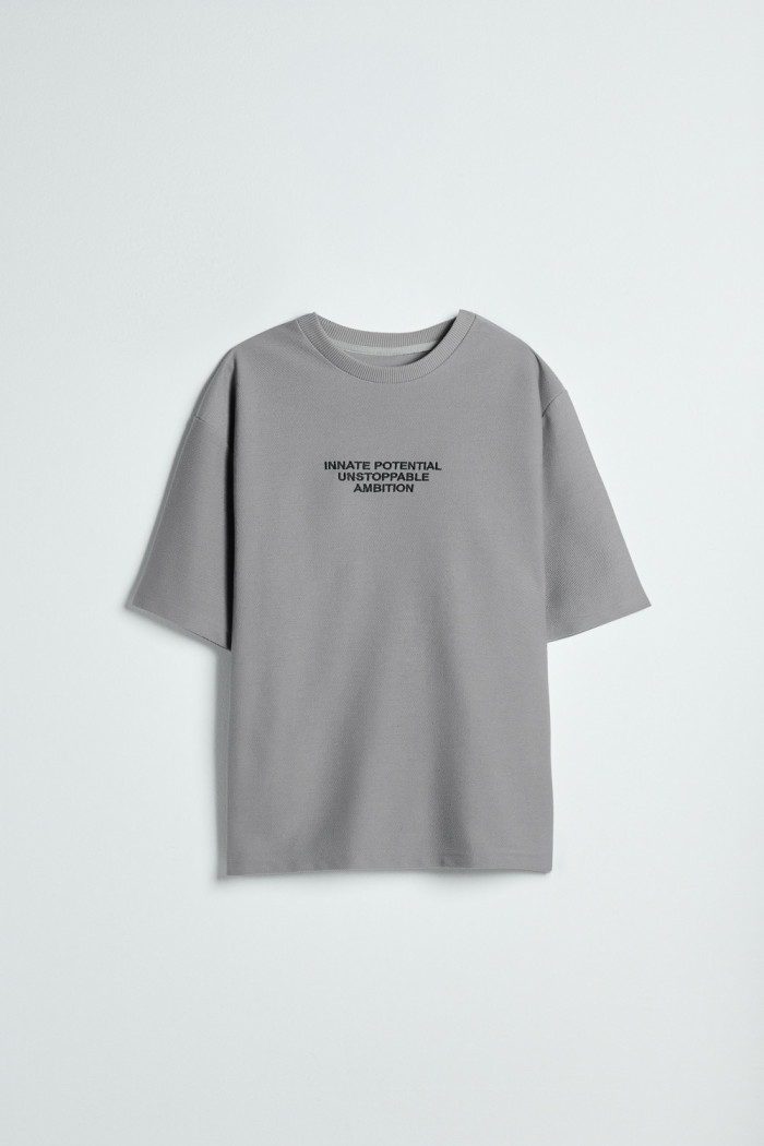 Camiseta gris medio oversize manga corta con arte de Poetry