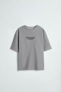 Camiseta gris medio oversize manga corta con arte de Poetry