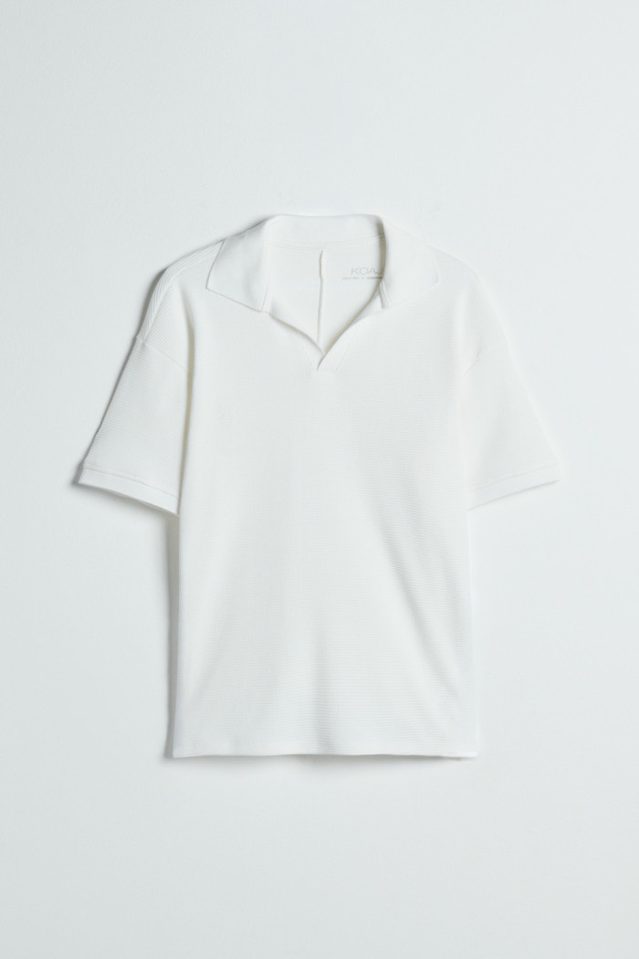 Camiseta unicolor con texturas, cuello polo y abertura V