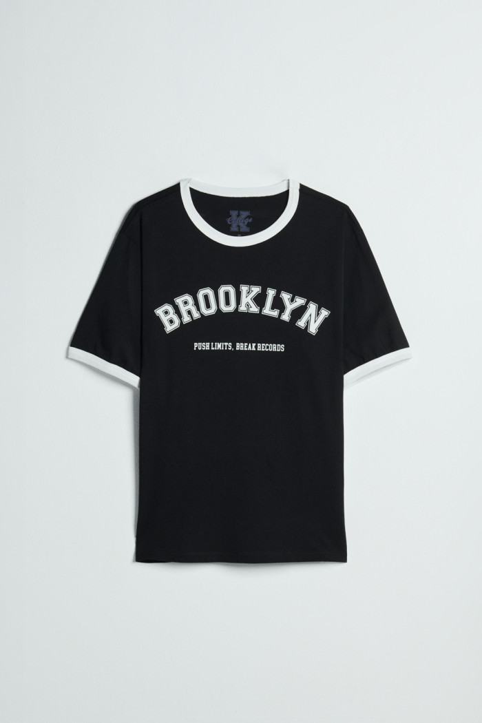 Camiseta college manga corta azul intensa con contrastes