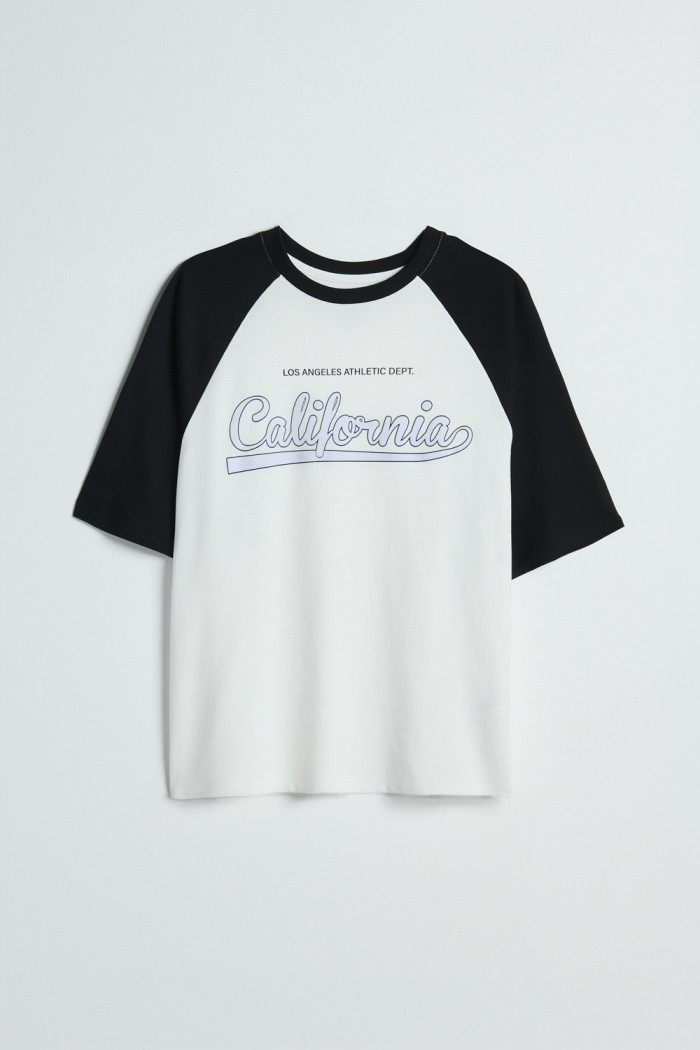 Camiseta college crema clara con manga ranglan corta